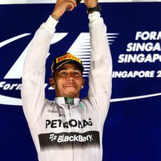 Lewis Hamilton alza la copa de ganador