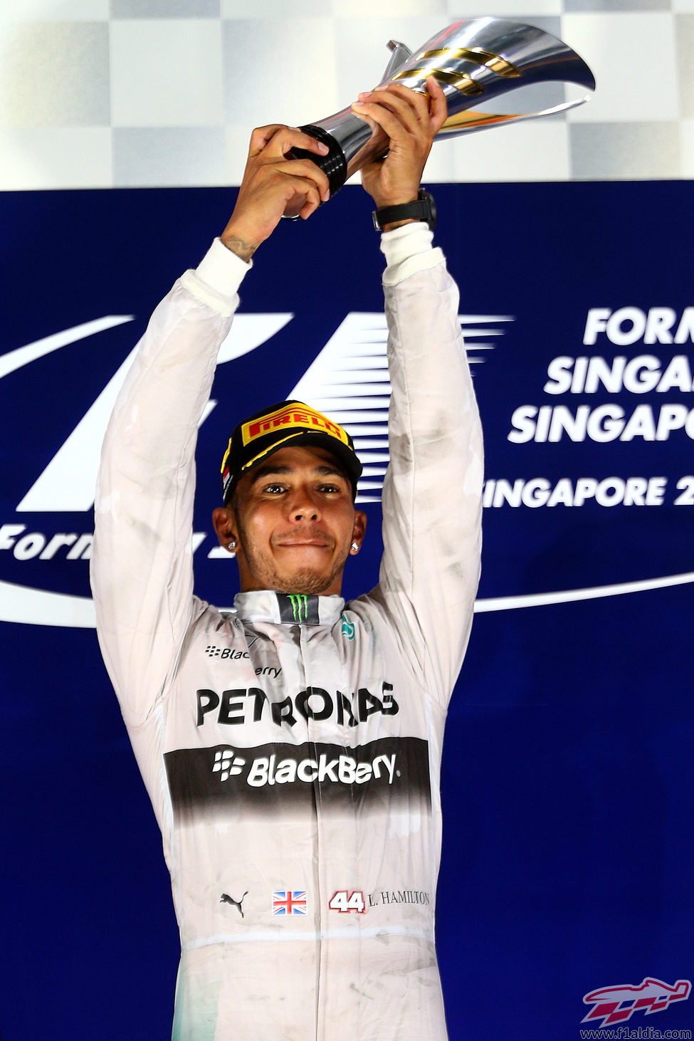 Lewis Hamilton alza la copa de ganador