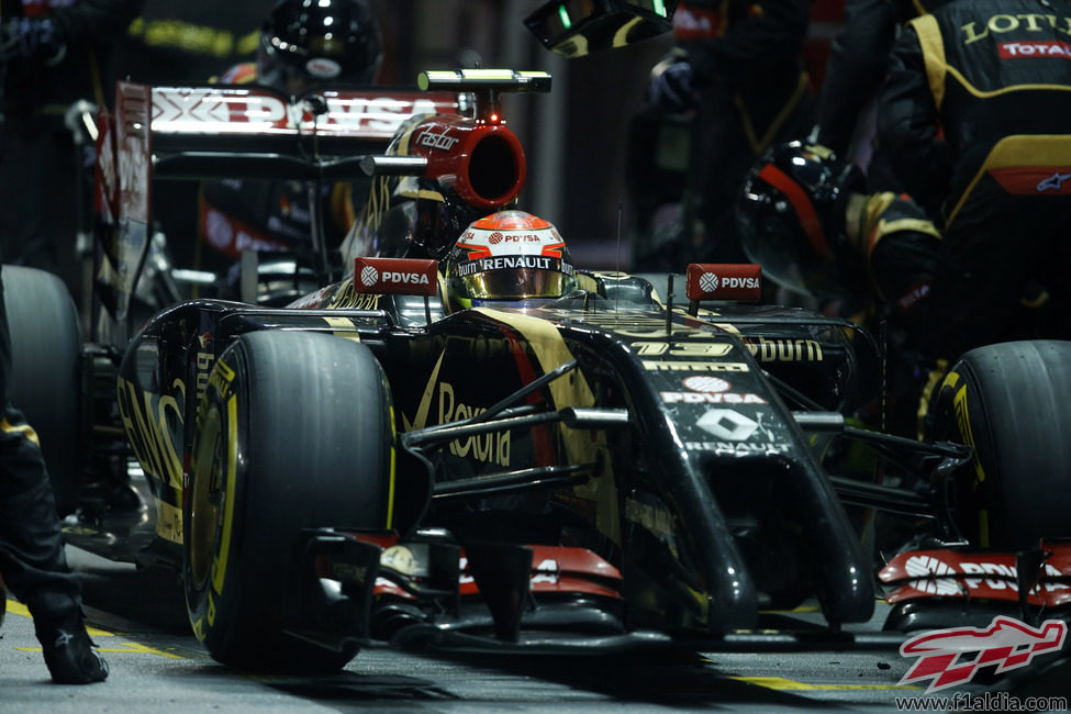 Pastor Maldonado en una parada en boxes