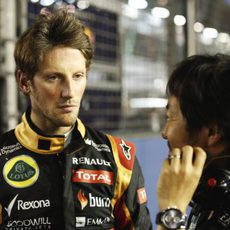 Romain Grosjean charla con su ingeniero minutos antes de la carrera