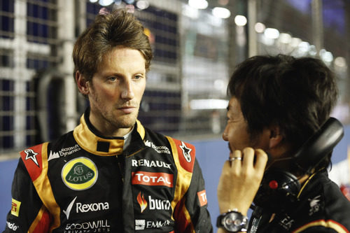 Romain Grosjean charla con su ingeniero minutos antes de la carrera