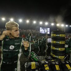 Marcus Ericsson junto a los Pirelli que uso durante el GP