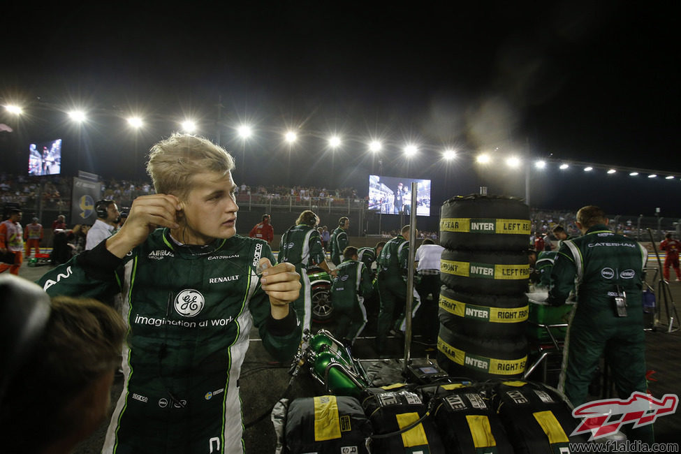 Marcus Ericsson junto a los Pirelli que uso durante el GP