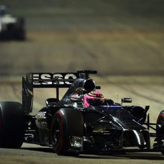 Jenson Button luchando por posición con Valtteri Bottas