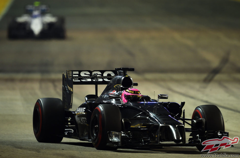 Jenson Button luchando por posición con Valtteri Bottas