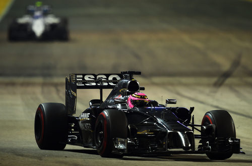 Jenson Button luchando por posición con Valtteri Bottas