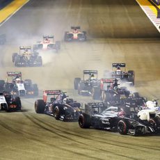 Los coches tomando la primera curva del GP de Singapur