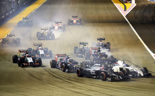Los coches tomando la primera curva del GP de Singapur