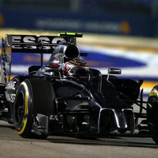 Kevin Magnussen pilotando al límite por el calor