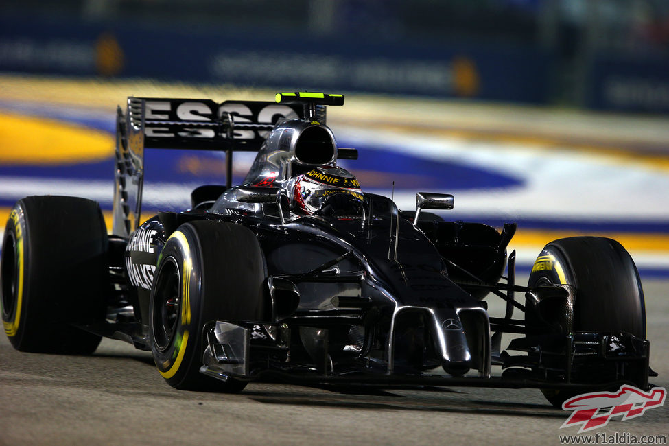 Kevin Magnussen pilotando al límite por el calor