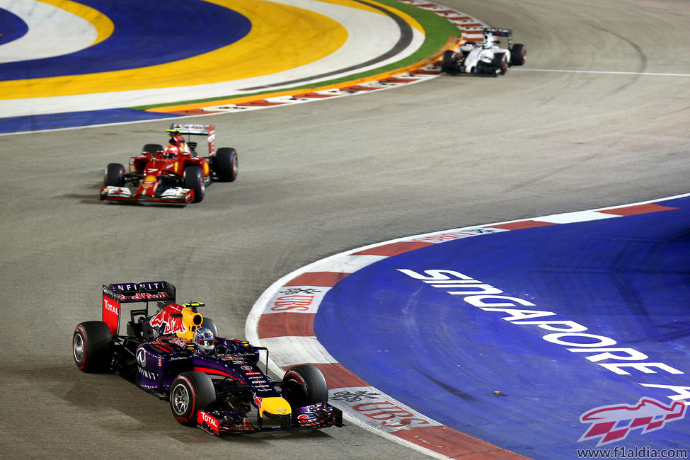 Daniel Ricciardo delante de Kimi Raikkonen tras la salida