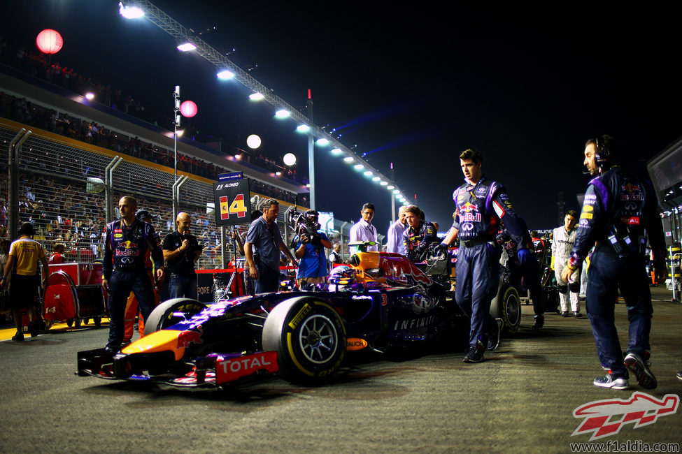 Daniel Ricciardo siendo empujado hasta su posición de salida