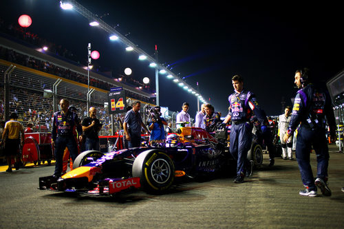 Daniel Ricciardo siendo empujado hasta su posición de salida