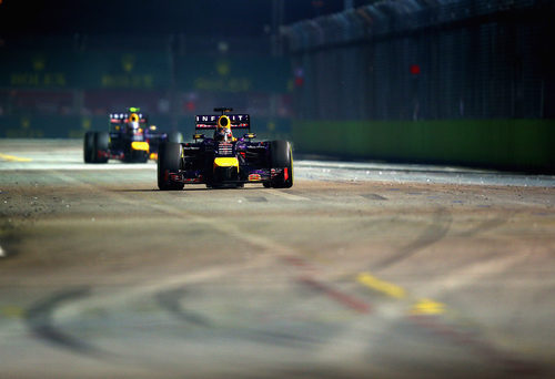 Sebastian Vettel aguantando detrás a su compañero de equipo