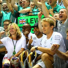 El equipo Mercedes celebra la victoria de Lewis Hamilton