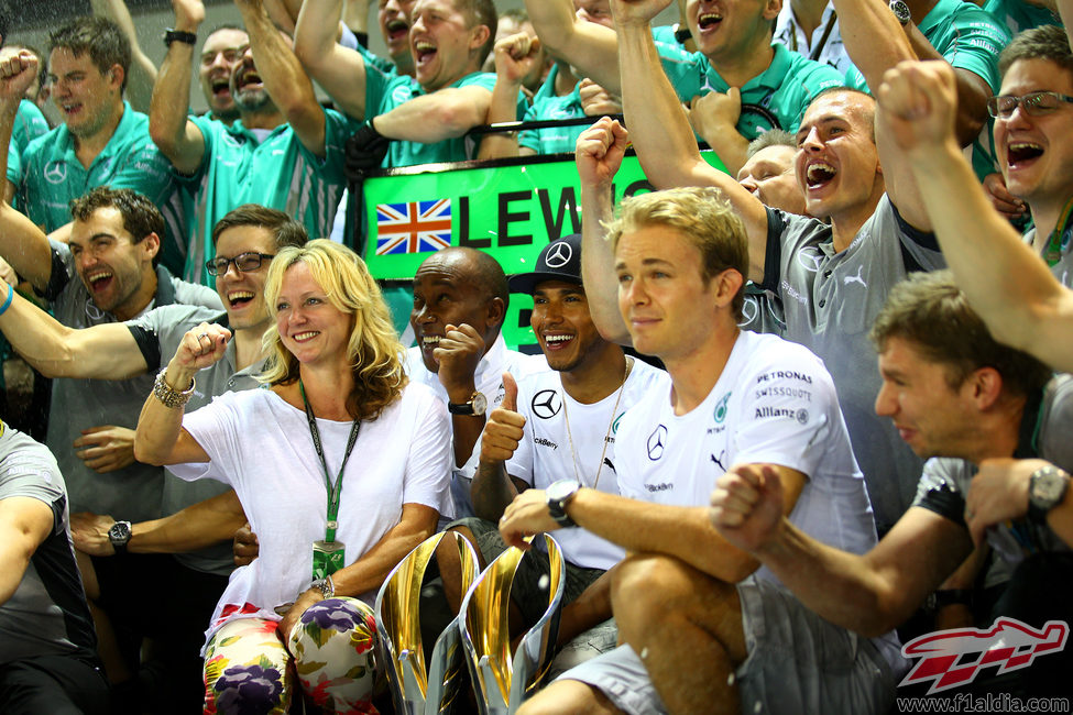 El equipo Mercedes celebra la victoria de Lewis Hamilton