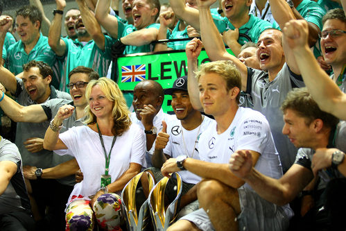 El equipo Mercedes celebra la victoria de Lewis Hamilton