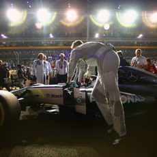 Nico Rosberg con problemas en el volante antes de tomar la salida