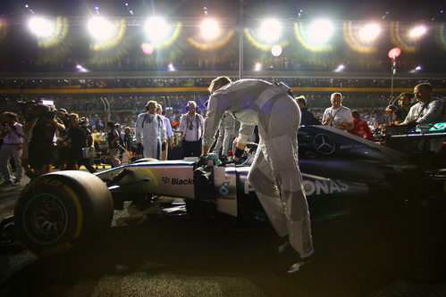 Nico Rosberg con problemas en el volante antes de tomar la salida
