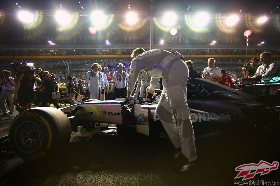 Nico Rosberg con problemas en el volante antes de tomar la salida