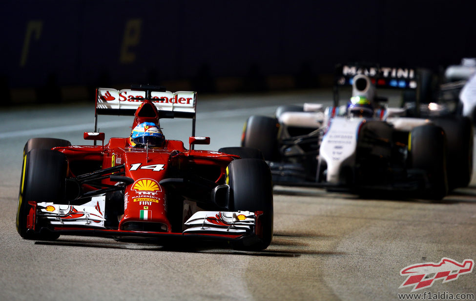 Fernando Alonso por delante de Felipe Massa después de su parada