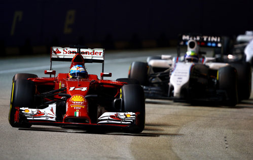 Fernando Alonso por delante de Felipe Massa después de su parada