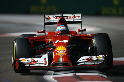 Fernando Alonso apurando los límites de la pista