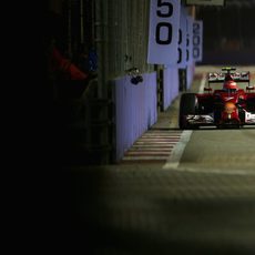 Kimi Raikkonen pasando muy cerca del muro