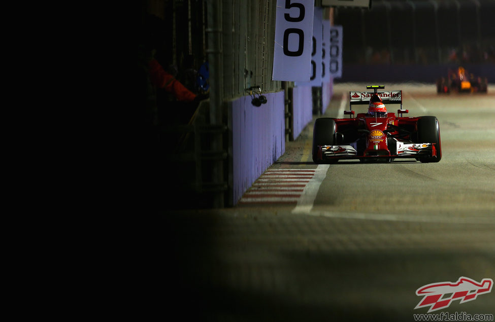 Kimi Raikkonen pasando muy cerca del muro