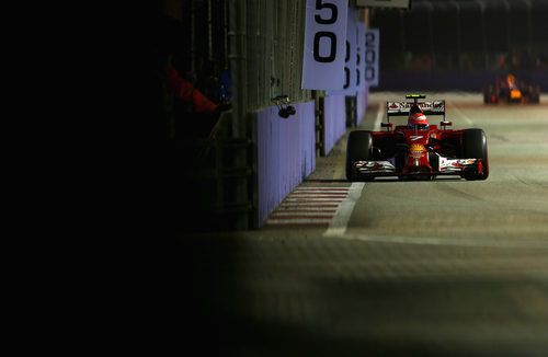 Kimi Raikkonen pasando muy cerca del muro