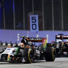 Sergio Pérez luchando con Romain Grosjean