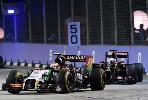 Sergio Pérez luchando con Romain Grosjean