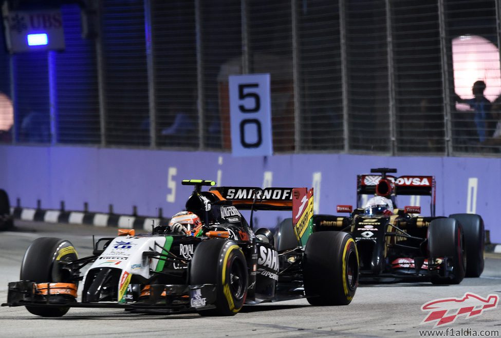 Sergio Pérez luchando con Romain Grosjean