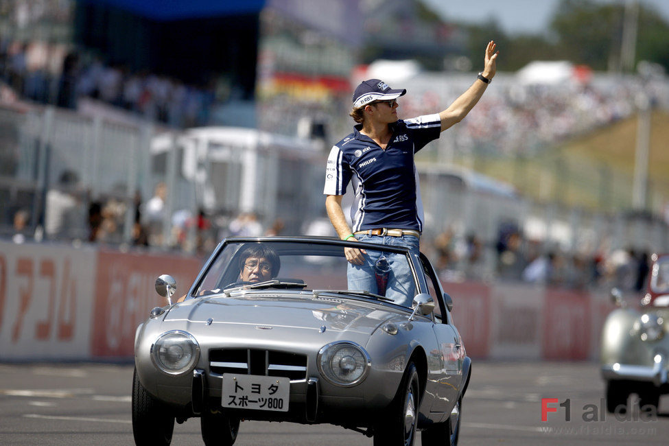 Rosberg saluda al público
