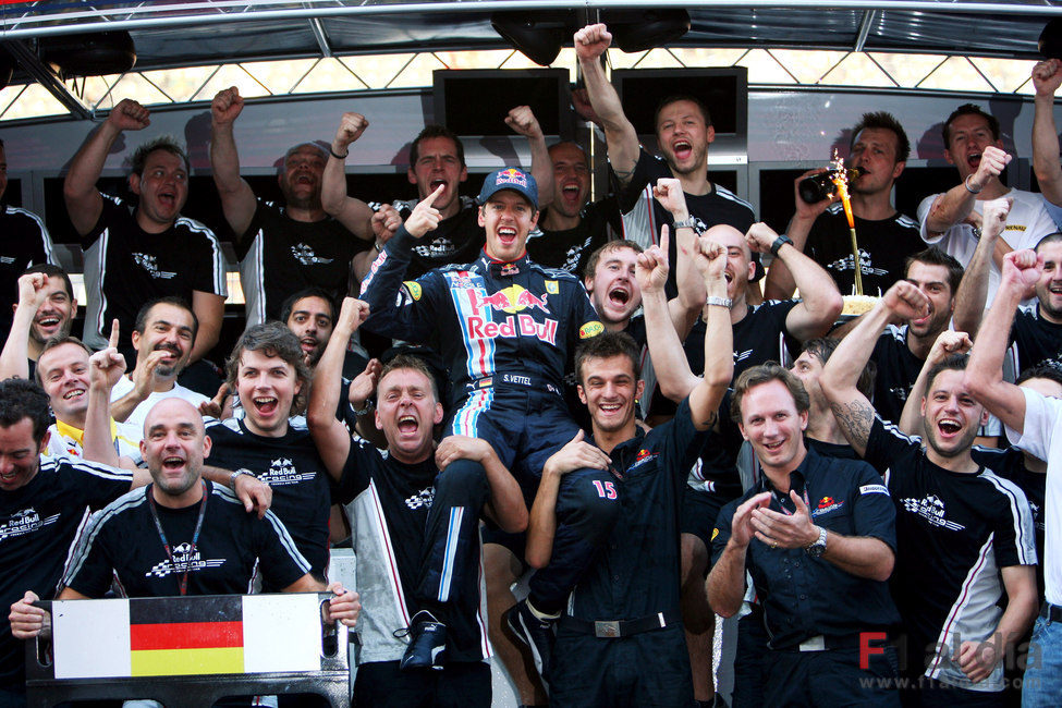 El equipo Red Bull con Vettel