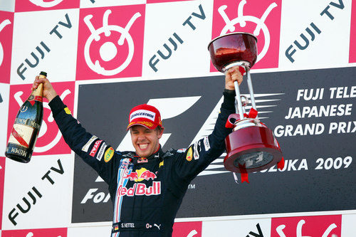 Vettel con su trofeo