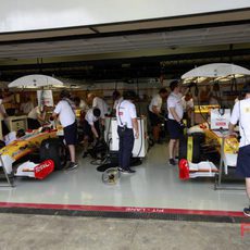 Los dos Renault en boxes