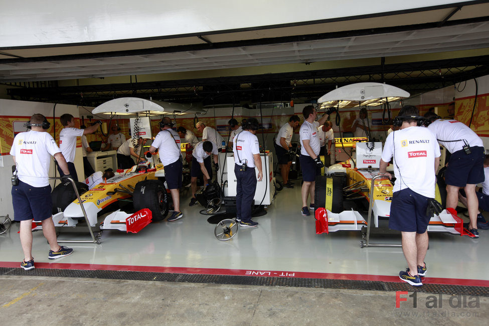 Los dos Renault en boxes