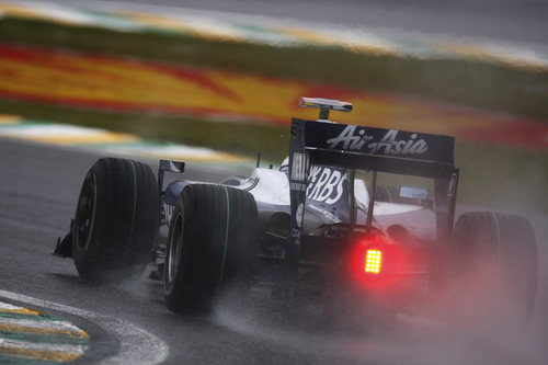 Rosberg con la pista mojada