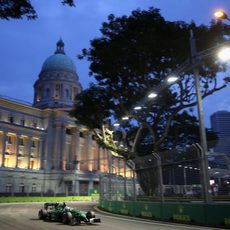 Marcus Ericsson rueda en Q1 en el trazado nocturno de Marina Bay