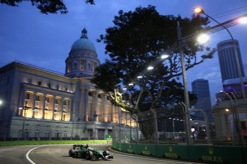 Marcus Ericsson rueda en Q1 en el trazado nocturno de Marina Bay