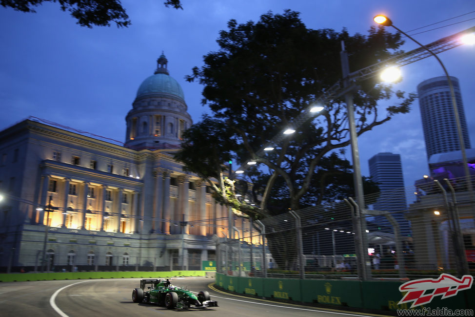 Marcus Ericsson rueda en Q1 en el trazado nocturno de Marina Bay