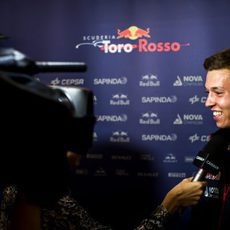 Daniil Kvyat atiende a los medios en el trazado de Suzuka