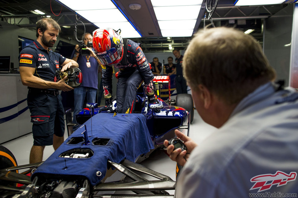 Max Verstappen pasa algunas pruebas ante la FIA