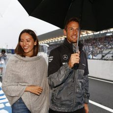 Jenson Button y Jessica Michibata pasean bajo la lluvia