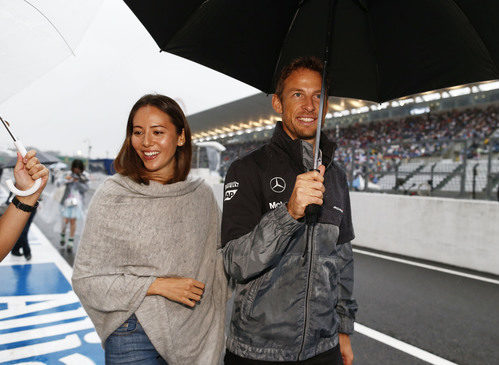 Jenson Button y Jessica Michibata pasean bajo la lluvia