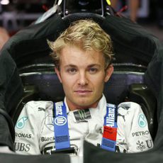 Nico Rosberg se modula el asiento para el GP de Japón