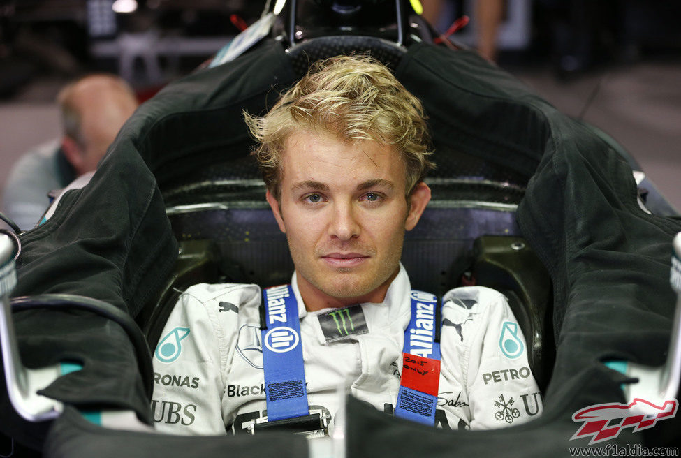 Nico Rosberg se modula el asiento para el GP de Japón