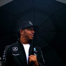 Lewis Hamilton pasea entre los aficionados