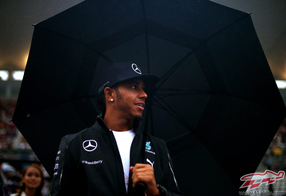 Lewis Hamilton pasea entre los aficionados